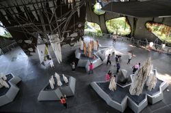 Cristalli, stalagmiti e stalattiti al Cloud Forest Dome di Singapore: la grande serra ne ospita diverse collezioni all'interno degli spazi espositivi proponendosi contemporaneamente come ...