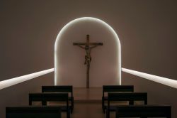 Croce in legno con Gesù nella cappella della chiesa di San Maurizio a Augusta, Germania - © Cortyn / Shutterstock.com