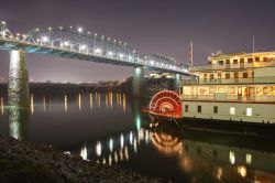 Crociera fluviale sul fiume Tennessee su una tipica streamboat - © DenisTangneyJr / iStockphoto LP.