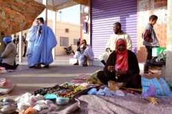 Il mercato di Dakhla: un giro tra le strade di Dakhla offre scene di vita comune, dove è possibile fermarsi e contrattare i prezzi con i commercianti.