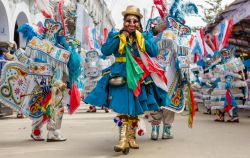 Danzatori al carnevale di Oruro, Bolivia, in una strada del centro storico. E' la festa più importante della città durante la quale gli abitanti, in costume tradizionale e ...