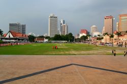 Dataran Mardaka: in italiano conosciuta come "Piazza dell'Indipendenza", è uno dei simboli della capitale malese. In epoca coloniale, sul prato che ricopre la piazza, gli ...