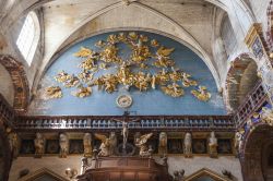 Un particolare delle decorazioni all'interno della chiesa collegiale di Notre Dame des Anges a L'Isle-sur-la-Sorgue (Francia) - foto © Ivica Drusany / Shutterstock.com