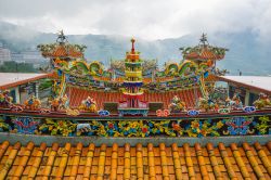 Decorazioni sul tetto del tempio di Quanji a Chiufen, Taiwan. Qui è ospitata la più grande statua di Guang Gong, dio della guerra.



