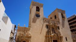 Dettagli architettonici della basilica di Santa Maria a Alicante, Spagna. La chiesa è stata eretta sulle rovine di una moschea.
