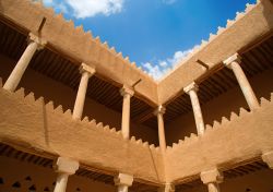 Dettagli di architettura nella vecchia città di Diriyah vicino a Riyadh, Arabia Saudita. Situata ai limiti nord-occidentali della capitale, Diriyah è sede originale della dinastia ...