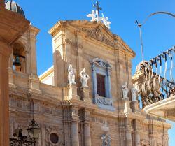 Dettaglio architettonico della cattedrale di Marsala, Sicilia: dedicata a San Tommaso di Canterbury, la chiesa si presenta in stile barocco, barocchetto e normanno.

