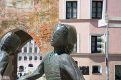 Dettaglio di statue nei pressi della piazza principale di Landsberg am Lech, Germania - © DiegoCityExplorer / Shutterstock.com