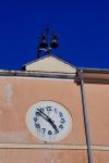 Dettaglio di una chiesa a Giffoni valle Piana, Campania: l'orologio sulla facciata dell'edificio religioso.
