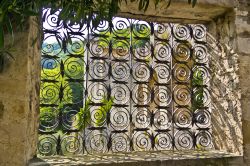 Dettaglio di una finestra con decori in ferro al castello di San Martino a Ceneda, Vittorio Veneto, Treviso (Veneto). - © REDMASON / Shutterstock.com