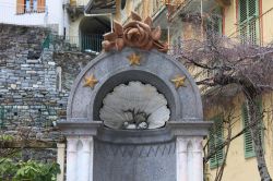 Dettaglio di una fontana davanti a una casa di Rosazza, Valle Cervo (Piemonte).



