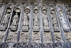 Dettaglio scultoreo del portico ovest della cattedrale di Notre Dame a Tournai, Belgio. Fra i monumenti più importanti dell'intero paese, questo edificio di culto è caratterizzato ...