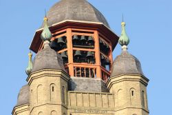 Un dettaglio della torre campanaria di Bergues. Il beffroi viene suonato dai protagonisti del film Giù al Nord