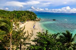 Diniwid Beach è una delle spiagge sulla costa occidentale dell'isola di Boracay (Filippine). Si trova imemdiatamente a nord di White Beach.