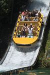 Divertimento su un'attrazione ad acqua al parco divertimenti di Plailly, Francia - © mimohe / Shutterstock.com