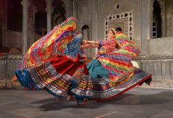 Donne indiane con abiti tradizionali ballano durante un evento a teatro, Udaipur, India - © MOROZ NATALIYA / Shutterstock.com