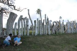 Donne Kanak e idoli scolpiti, arcipelago di Nuova Caledonia (Oceania).
