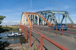 Il doppio ponte ad arco sul fiume IJssel a Zutphen, Olanda.

