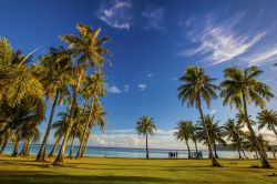 Dove si trova l'isola di Guam? Nell'oceano Pacifico occidentale ed è l'isola più grande e meridionale dell'arcipelago delle Marianne. In questa immagine, un tipico ...