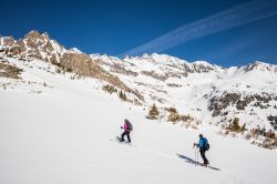 Due alpinisti esplorano i dintorni di Aspen, Colorado, Stati Uniti d'America. Siamo in una delle località più note delle Montagne Rocciose. Il nome Aspen (che in inglese significa ...