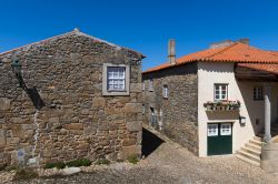 Due case tradizionali nel villaggio di Castelo Mendo, Portogallo: il borgo è costituito da semplici edifici in pietra, originariamente a due piani.



