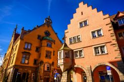 Due edifici storici all'angolo di Maximilian a Damsteggasse, Lindau, Germania. Sulla sinistra, il ricostruito Museo di Arte Cittadina. 
