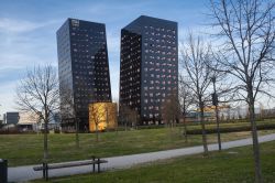 Due palazzi adibiti ad hotel a Rho in Lombardia - © Claudio Giovanni Colombo / Shutterstock.com