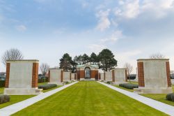 La Commonwealth War Graves Commission gestisce il Dunkirk Memorial Cemetery di Dunkerque (Francia), che ospita le tombe dei soldati britannici morti durante la Battaglia di Dunkerque nella seconda ...