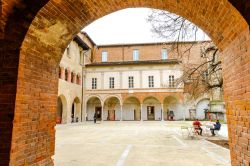 Edifici antichi nei pressi della cattedrale di Pavia, Lombardia. A circa 40 km da Milano, Pavia è rimasta una città a dimensione d'uomo. Sorge vicino al fiume Ticino e vanta ...