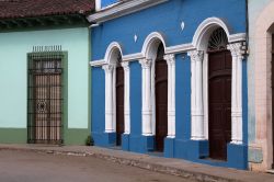 Edifici dalle facciate dipinte in blu e verde nel centro storico di Sancti Spiritus, Cuba.



