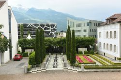 Edifici in centro a Vaduz, Lichtenstein, con un bel giardino e aiuole - © Bumble Dee / Shutterstock.com