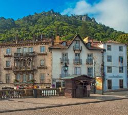 Edifici storici nella cittadina di Sintra, comune ...