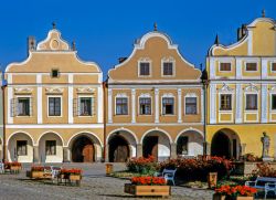 Alcuni edifici tipici della città di Telc, Repubblica Ceca. Le facciate delle case del centro cittadino sono dipinte in colori pastello e decorate da bei motivi ornamentali.
