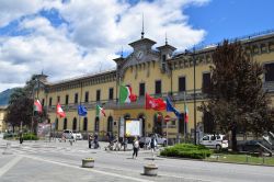 L'edificio che ospita la stazione ferroviaria di Domodossola, provincia di Verbano-Cusio-Ossola (Piemonte)  - © Nikita Zychowicz / Shutterstock.com