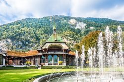 L'edificio del Casinò a Interlaken, Svizzera. Situato in Strandbadstrasse 44 questo casinò offre i tradizionali giochi da tavola come roulette e blackjack - © Boris-B ...