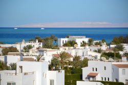 Veduta sul Mar Rosso presso El Gouna, sulla costa egiziana. Sullo sfondo un'isola desertica al largo della costa.
