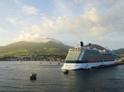 L'elegante nave da crociera Silhouette della Celebrity Cruises nel porto di St. Kitts, Indie Occidentali - © NAPA / Shutterstock.com
