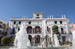 L'elegante Palazzo Municipale nel centro della città di Priego de Cordoba, Spagna - © miquelito / Shutterstock.com