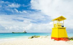 Una postazione bagnino sulla spiaggia bianca di Enterprese Beach a Barbados. Molti la conoscono con il nome di miami Beach, si trova presso il villaggio di Oistins, nella parte meridionale dell'isola ...