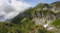Un escursionista lungo i sentieri delle montagne di Hasliberg, Svizzera. In estate sono molti gli appassionati di camminate che scelgono questi monti per fare trekking.


