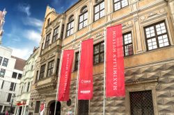 Esterno del Maximilian Museum di Augusta, Germania. Questo ampio spazio espositivo, ospitato in un palazzo antico del 1546, accoglie una grande collezione di arti figurative - © MDOGAN ...