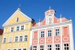 Facciata color pastello per gli edifici storici nel centro di Landshut, Germania.
