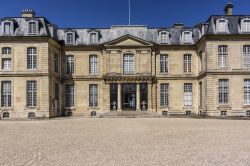 Facciata del castello di Champs-sur-Marne, Francia. Splendido esempio di architettura classica, venne abitato da personaggi illustri come la marchesa di Pompadour e i duchi di La Vallière. ...