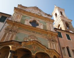 Facciata di una chiesa barocca nel centro di Dolcedo, borgo della Liguria, provincia di Imperia