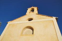 Facciata di un'antica chiesa di Giffoni Valle Piana, Campania, fotografata con il sole.
