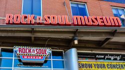 Facciata e insegna del Rock n Soul Museum a Memphis, Tennessee, USA. Situato al 191 di Beale Street,  racconta la storia dei pionieri della musica - © jejim / Shutterstock.com