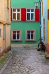 Facciata multi-color di case in una viuzza di Bamberga, Germania.

