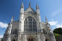 La facciata ovest della Cattedrale di Winchester, Inghilterra. Costruita in stile gotico-romanico, questa chiesa è una delle più lunghe d'Europa con i suoi 170 metri oltre ...