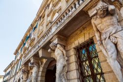 Facciata di palazzo storico in centro a Verona - Il centro di Verona è costellato di moltissimi edifici, sia civili che ecclesiastici, le cui facciate non possono fare a meno di notarsi. ...