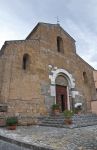 Facciata principale della chiesa di San Francesco a Vetralla, Lazio. La facciata a doppio spiovente ha un portale a due rincassi con archivolto liscio in marmo.



